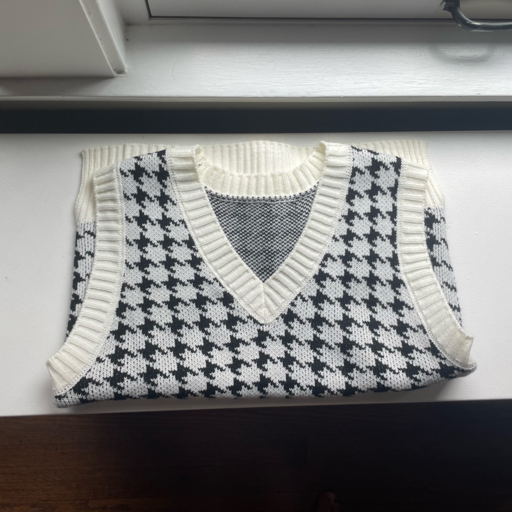 Oversized cream/ white and black sweater vest size L